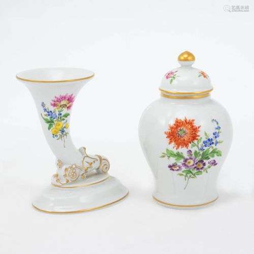 Deckeldose und Füllhorn Blume 3. Meissen 1987 und 1991.