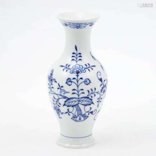 Vase Zwiebelmuster. Meissen 1964.