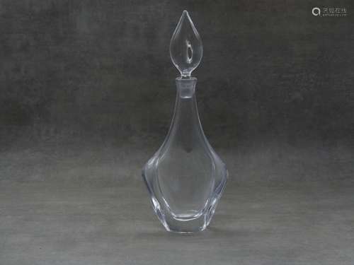 DAUM. Carafe en cristal et son bouchon. Porte la marque Daum...