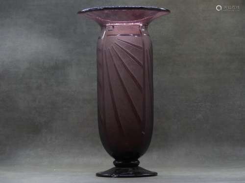 SCHNEIDER. Vase en verre rose à décor géométrique givré déga...