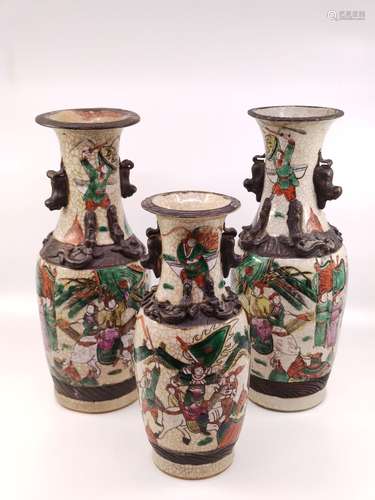 CHINE - NANKIN Trois vases balustre en faïence émaillée poly...