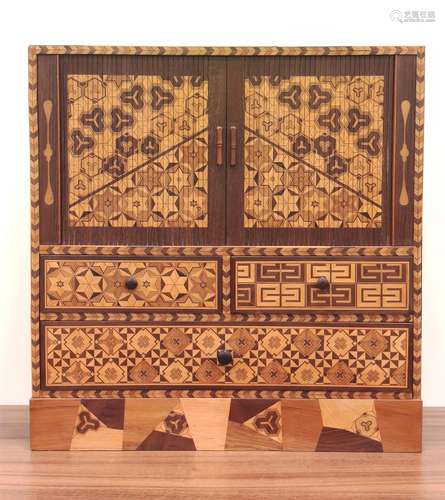 JAPON - Epoque Fin MEIJI CABINET miniature en marqueterie de...