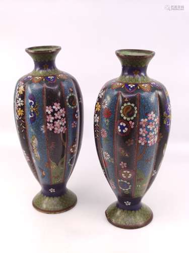 JAPON époque Meiji Paire de vases polylobés en émaux cloison...