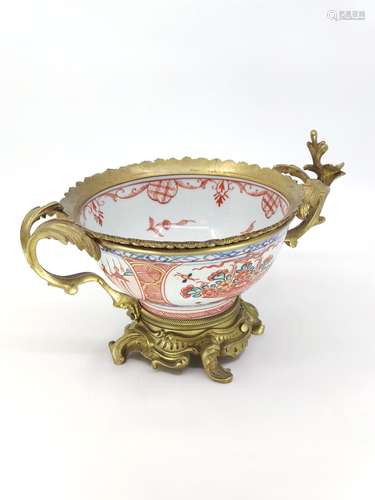 COUPE EN PORCELAINE polychrome IMARI, monture en bronze doré...