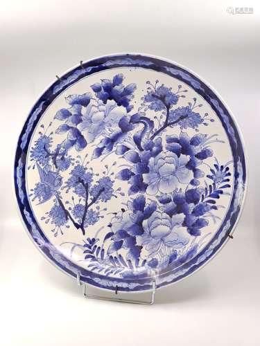 CHINE XIXème SIECLE Deux plats en porcelaine blanc/bleu à dé...