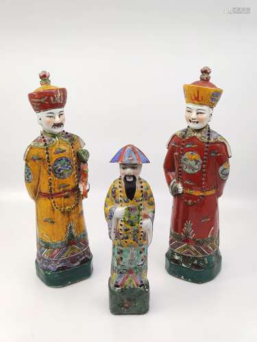 CHINE TROIS statues en porcelaine polychrome représentant de...