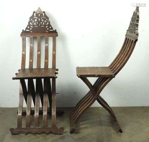 SYRIE. Paire de chaises pliantes en bois sculpté à décor géo...