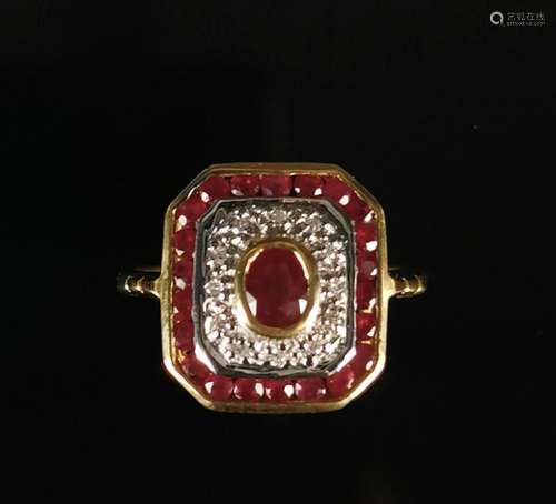 Bague en or jaune ornée de vingt petits rubis, un rubis cent...