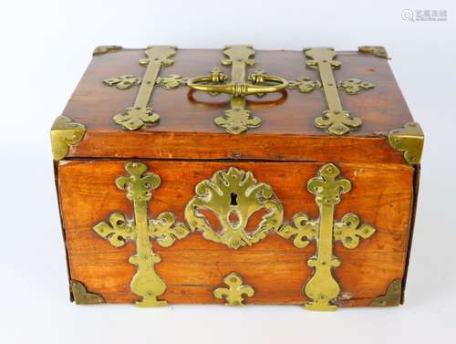 Coffret de changeur en bois de placage. Pentures, serrures e...