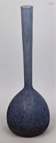 Vase soliflore en verre marmoréen bleu et mauve. Vers 1920. ...