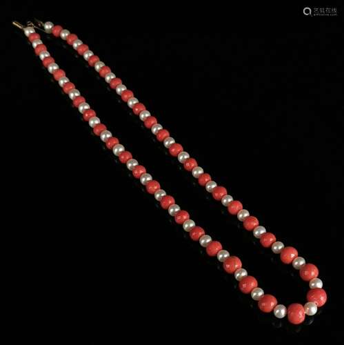 Collier de perles de culture et de corail, le fermoir en or....