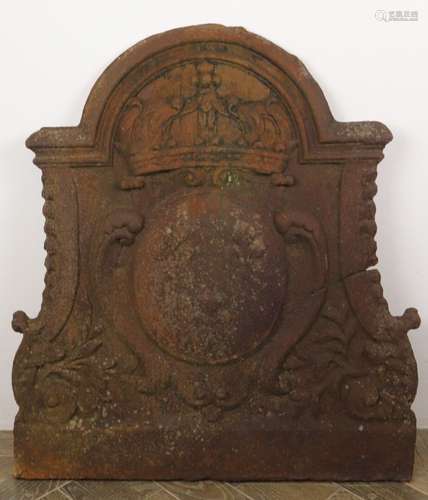 Plaque de cheminée en fonte à décors des armes de France. XV...