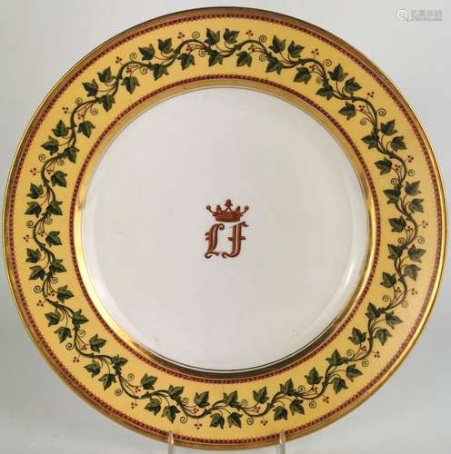 SEVRES. Assiette en porcelaine, le marli à fond nankin à déc...