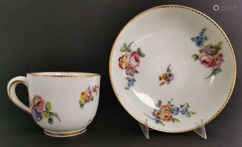 SEVRES. Gobelet Bouillard et sa soucoupe en porcelaine à déc...