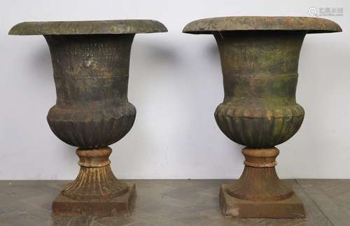 Paire d'anciens grands vases de jardin en fonte de forme méd...