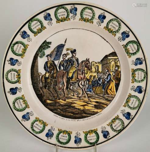 MONTEREAU. Assiette en faience fine à décor imprimé polychro...