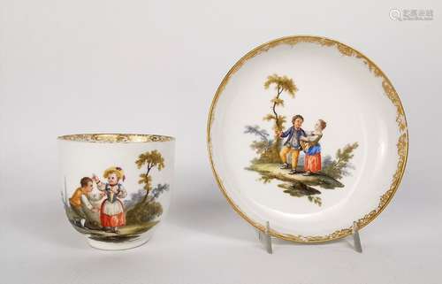 MEISSEN. Tasse et sa sous-tasse en porcelaine, à décor polyc...