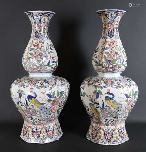 DELFT, dans le goût de. Paire de grands vases à double renfl...