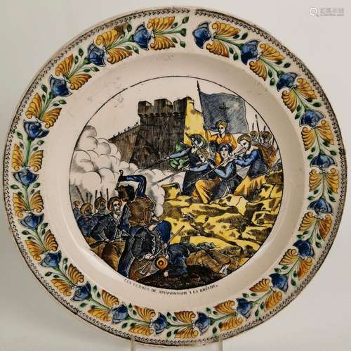 MONTEREAU. Assiette en faience fine à décor imprimé polychro...