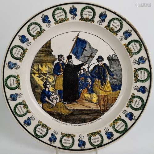 MONTEREAU. Assiette en faience fine à décor imprimé polychro...