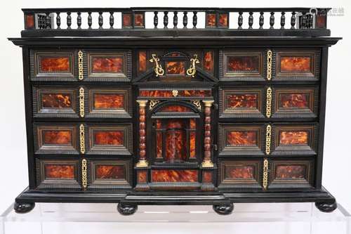 Cabinet en ébène, écaille rouge et ornementation de bronze d...