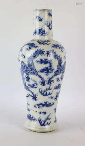 CHINE. Vase en porcelaine à décor en camaïeu bleu e dragons ...