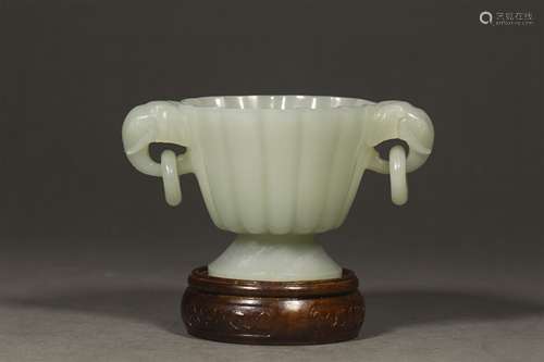 A QING DYNASTY HETIAN JADE DOUBLE ELEPHANT EARS CUP