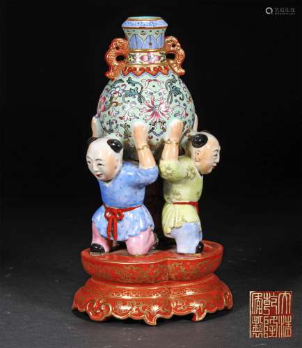 A QING DYNASTY FAMILLE ROSE FIGURE FLOWER INSERTED