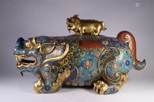 A QING DYNASTY CLOISONNE BEASTS ORNAMENT