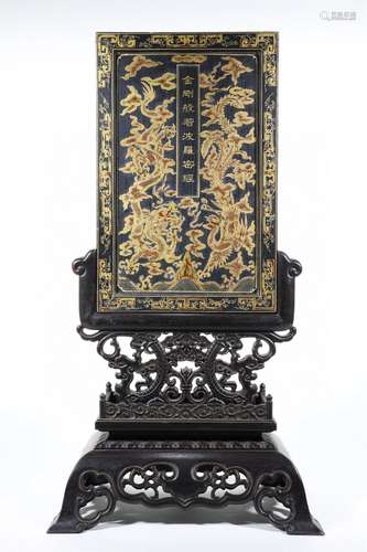 A QING DYNASTY SANDALWOOD PAINTED GOLD TABLE SCREEN