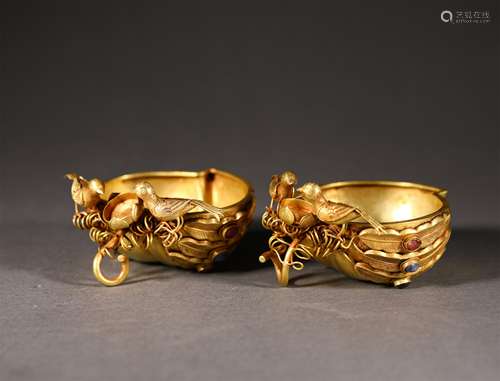 A PAIR OF QING DYNASTY PURE GOLD PEACH SHAPED CUPS