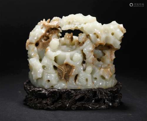 A MING DYNASTY HETIAN JADE BABY PLAYING WALL ORNAMENT