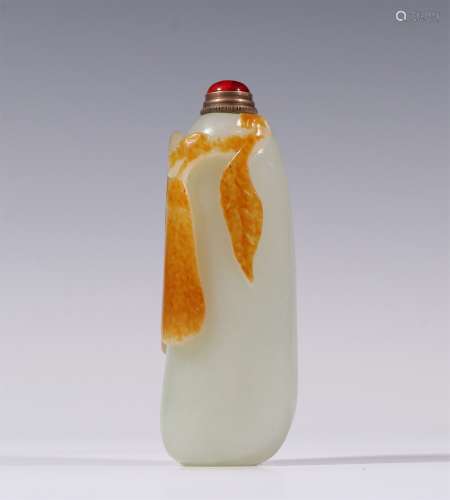 A QING DYNASTY HETIAN JADE SEED MATERIAL CARVED SNUFF BOTTLE
