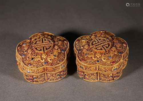 A PAIR OF QING DYNASTY PURE GOLD PINCH WIRE COVER BOXES