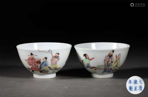 A PAIR OF QING DYNASTY FAMILLE ROSE FIGURE STORY BOWLS