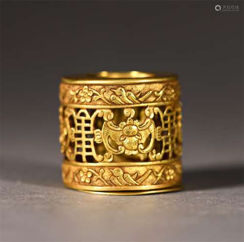 A QING DYNASTY PURE GOLD BRONZE THUMB RING