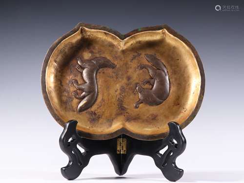 A TANG DYNASTY BRONZE GILTING DOUBLE BEAST PEACH PLATE