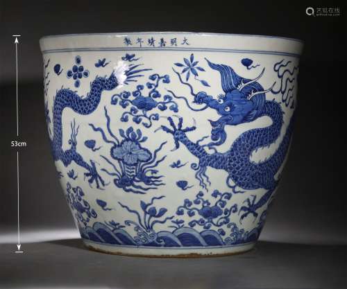 A MING DYNASTY BLUE AND WHITE DRAGON DESIGN PAINTING JAR