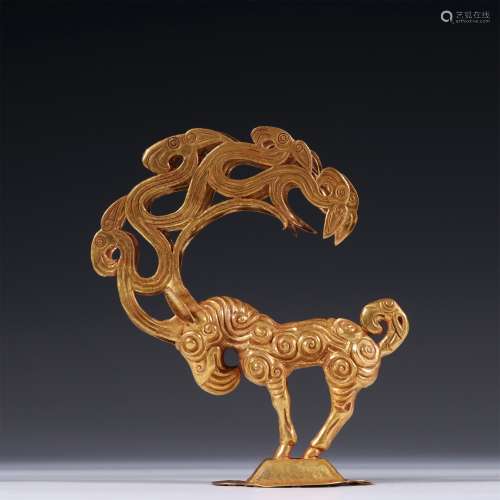 A QING DYNASTY PURE GOLD CARVED DEER ORNAMENT