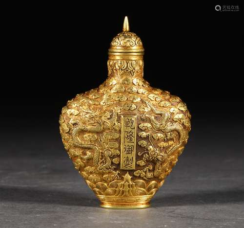 A QING DYNASTY PURE GOLD DRAGON DESIGN SNUFF BOTTLE