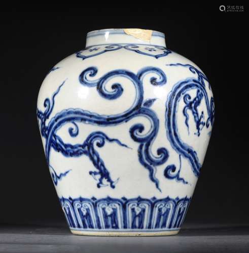 A MING DYNASTY BLUE AND WHITE DRAGON PATTERN JAR