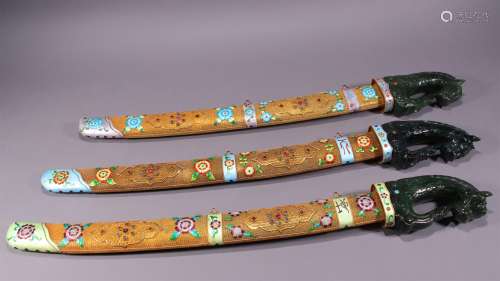 A SET OF QING DYNASTY KNIVES