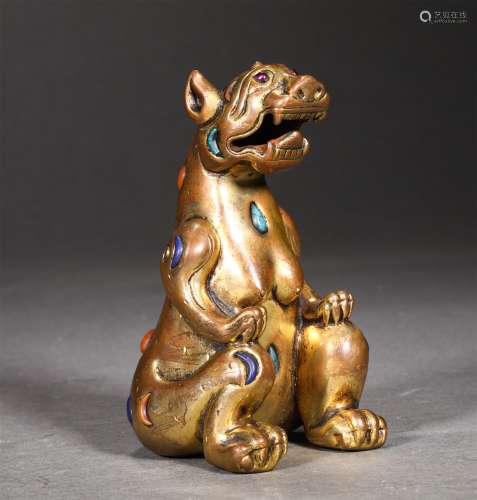 A MING DYNASTY BRONZE GILDING INLAYED GEMS BEAR