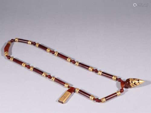 A STRING OF LIAO DYNASTY AGATE WRAPPED GOLD NECKLACE