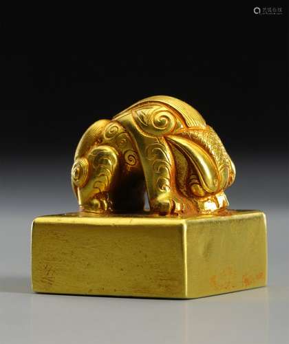 A MING DYNASTY PURE GOLD BEAST BUTTON SQUARE SEAL