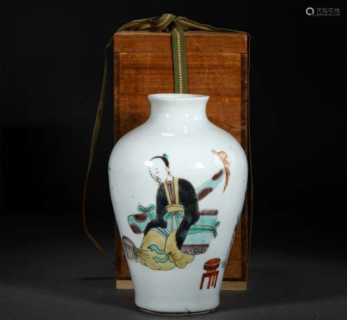 A QING DYNASTY KANGXI COLORFUL FIGURE BOTTLE