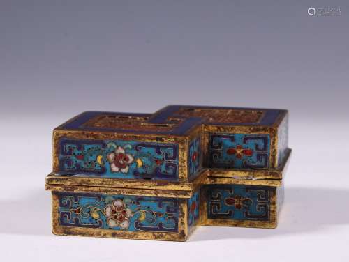 A QING DYNASTY GILDING PINCH WIRE CLOISONNE COVER BOX