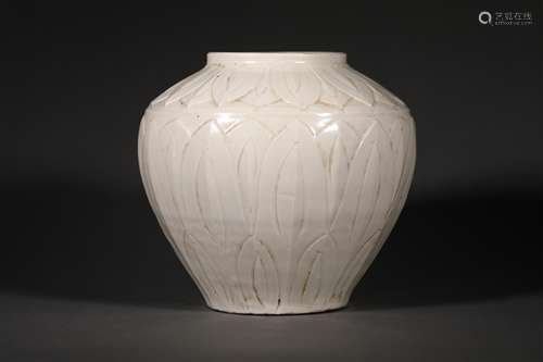 A SONG DYNASTY DING KILN WHITE GLAZE JAR