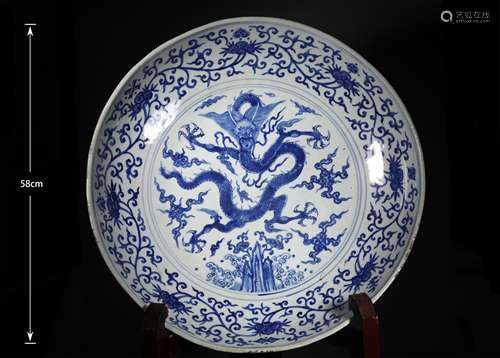 A MING DYNASTY BLUE AND WHITE DRAGON PATTERN PLATE