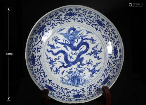 A MING DYNASTY BLUE AND WHITE DRAGON PATTERN PLATE